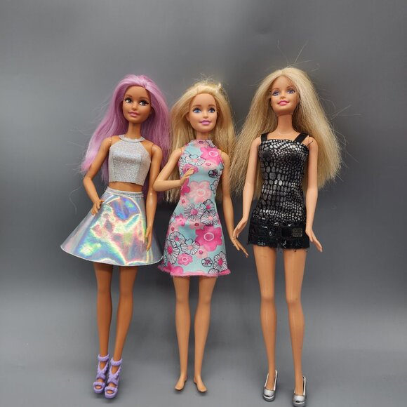 Barbie Dolls Lot w/ 3 Dolls, 30+ Clothes & Accessories Mixed Outfits - Picture 9 of 16